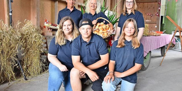Meisterten das Brunch-Projekt: Familie Adrian und Jacqueline Weber mit den Kindern Janine (hinten r.), Joëlle, Cédric und Deborah (vorne v. l. n. r.).