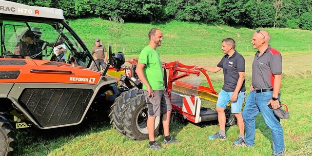 Reto Hurter von HW Landtechnik in Buonas, Andreas Enzler von Agromont und René Wismer, Inhaber HW Landtechnik (v.l.)  beim Bandschwader von Pöttinger, angehängt am Reform H70 R. 
