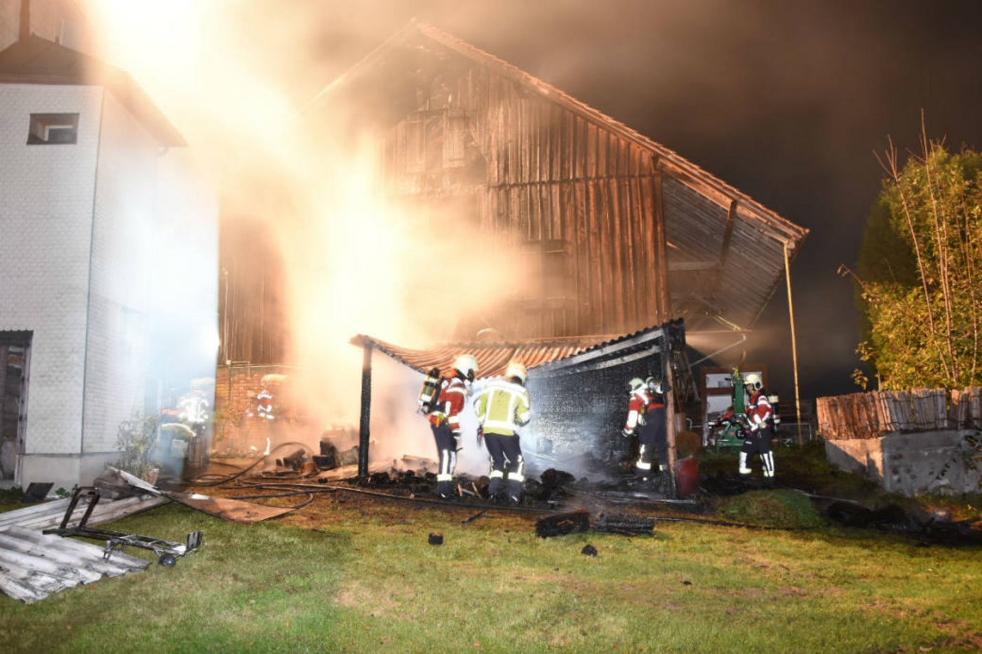 Die Feuerwehren brachten den Brand rasch unter Kontrolle und konnten diesen löschen. Es entstand Sachschaden von mehreren zehntausend Franken. (Bildquelle: Kantonspolizei St.Gallen)