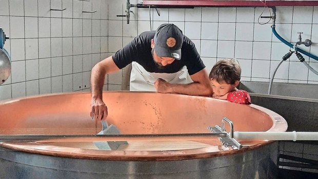 Die viereinhalbjährige Ronya liebt es, in der Sennerei zu sein. Fasziniert schaut sie zu, was mit der Milch im Kessi passiert und was genau ihr Vater macht. 