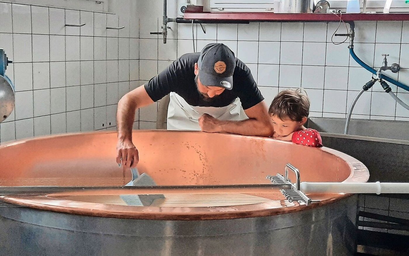 Die viereinhalbjährige Ronya liebt es, in der Sennerei zu sein. Fasziniert schaut sie zu, was mit der Milch im Kessi passiert und was genau ihr Vater macht. 