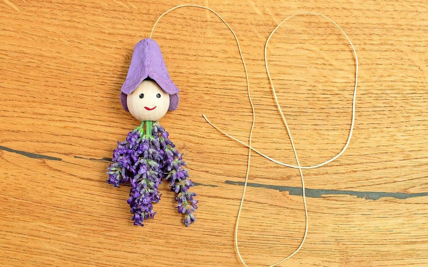 Hütchen auffädeln und fertig ist die Kräuterfee.