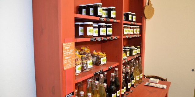 Sowohl die üblichen als auch neue Kunden schätzen in der aktuellen Corona-Krise das Angebot von Hofläden. (Bild jsc)