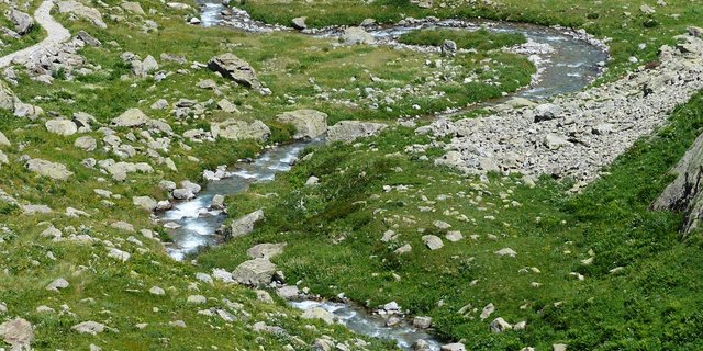 Seit rund zehn Jahren ist bekannt, dass Bäche, Seen und Flüsse der Alpen natürlicherweise CO2 an die Atmosphäre abgeben. (Bild Pixabay)