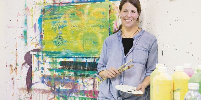 Karin Blunschi in ihrem Atelier. Im Hintergrund ist ein «Restenbild». Übrig gebliebene Farbe wird nicht den Abfluss runter gespült, sondern zu einem letzten Bild aufs Papier gebracht.