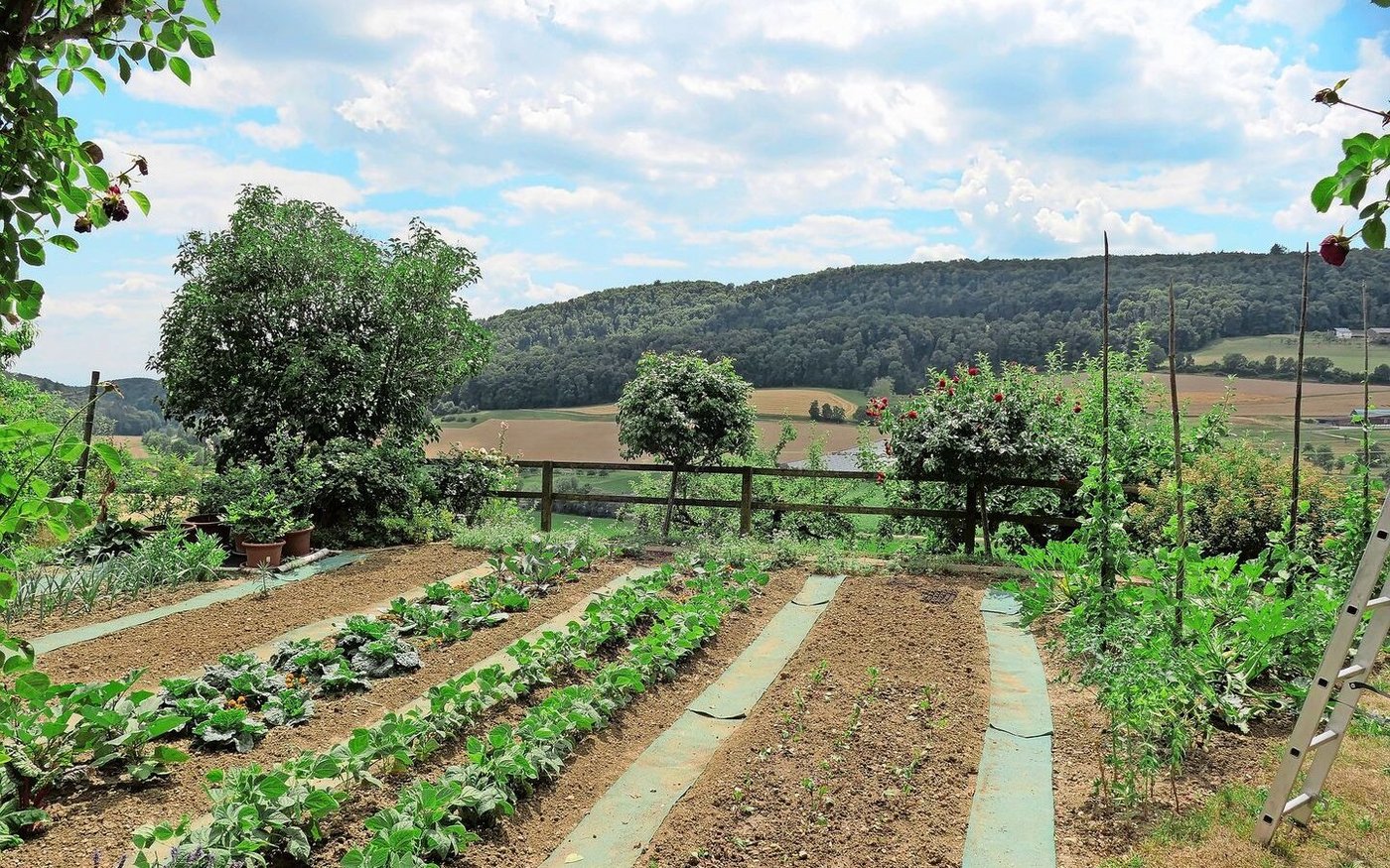 Arbeitsteilung: Für die Pflege des Bauerngartens ist hauptsächlich die Mutter zuständig.