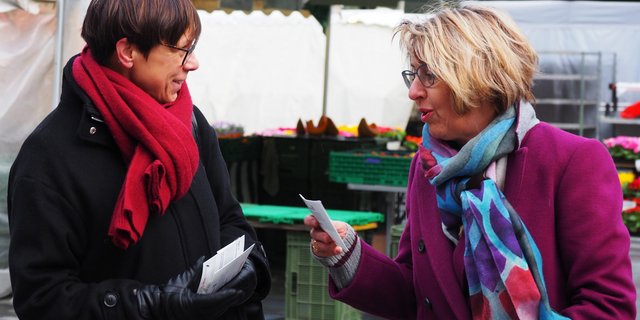 Die oberste Bäuerin Anne Challendes in Aktion. (Bild Swissaid)