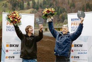 Zu Recht stolz: Die Kandertaler Niklaus Hari (rechts) und Pius Allenbach haben eine hocheffiziente Mikrobiogasanlage konstruiert und sind dafür ausgezeichnet worden. (Bild AEE Suisse Bern)