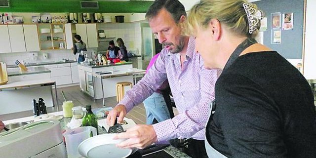 Thomas Disch hat sich genau überlegt, welche Ausbildung zu ihm und seinem Betrieb passt. Er absolviert die Bäuerinnenschule.  (Bild et)