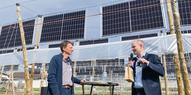 Der Luzerner Regierungsrat Fabian Peter (r.) gratuliert Biobauer Heinz Schmid zur Pilotanlage mit drei verschiedenen Systemen von Agri-Photovoltaik über Himbeeren. 