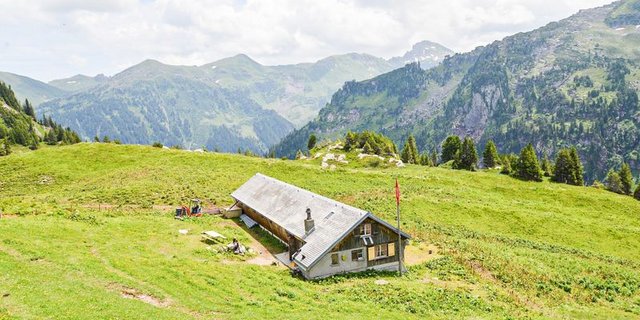 Die Alp Meeren liegt an idyllischer Lage oberhalb des Walensees - zugänglich ist sie nur per Fussmarsch. (Bild Monalp)