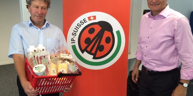 IP-Suisse-Präsident Res Stalder und Denner-CEO Mario Irminger mit dem IP-Warenkorb des Discounters. (Bild akr)