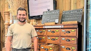 Im antiken Apotheker Im antiken Apothekerschrank können die «Huhn im Glück»-Abonnenten von Hofladenbesitzer Lukas Glauser jeweils einmal in der Woche ihre fünf Eier abholen.