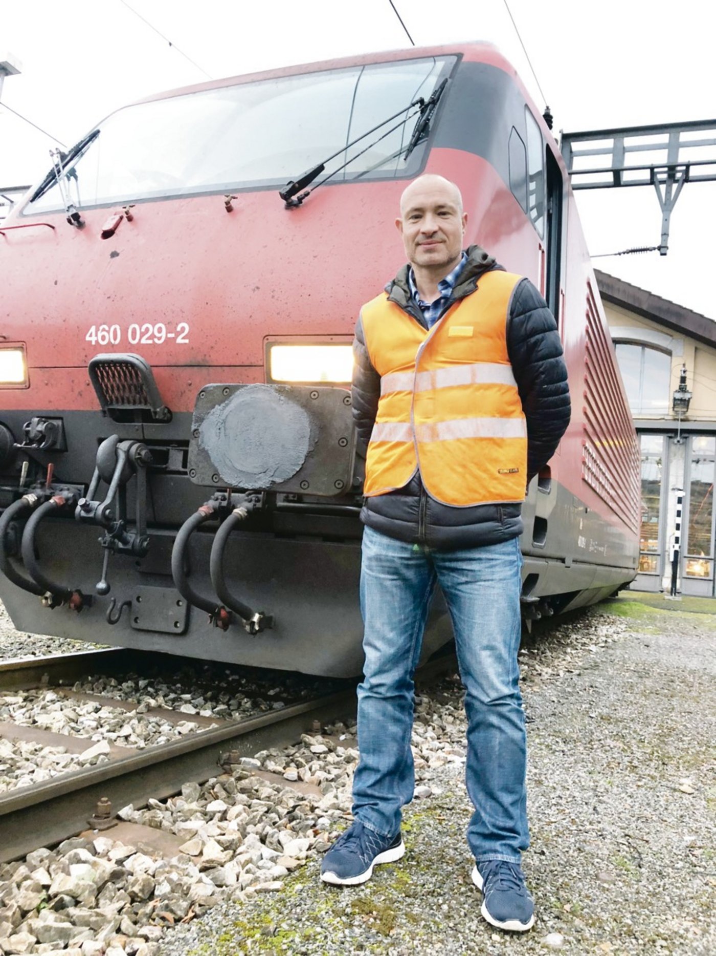 Daniel Zürcher vor seinem Arbeitsgefährt Nummer zwei. (Bild Benilids Bentolila)