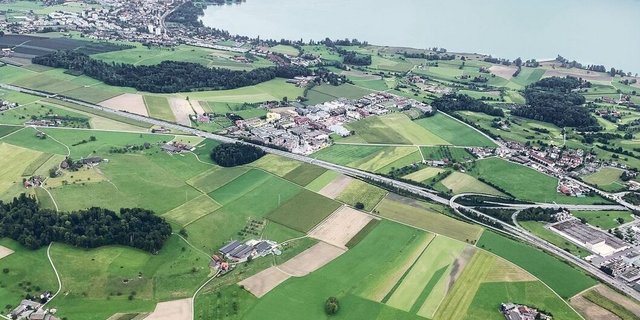 Blick  von den Landwirtschafts- und Siedlungsflächen bei Rotkreuz Richtung Zugersee. 