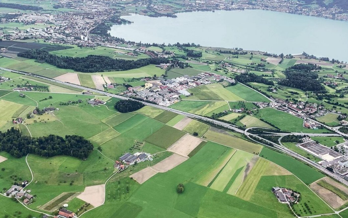 Blick  von den Landwirtschafts- und Siedlungsflächen bei Rotkreuz Richtung Zugersee. 