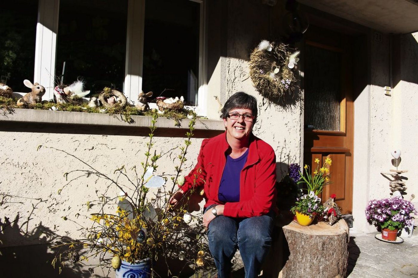Selbst gemachte Osterdekoration ist Ehrensache, denn Beatrix Giger bastelt gern. (Bild: Sanna Bührer Winiger)