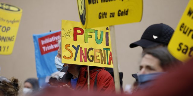 Die rund 70 Protestanten forderten ein Verbot von Pestiziden wie Paraquat und den Wandel hin zu einer solidarischen und ökologischen Landwirtschaft. (Bild Tobin Meyers)