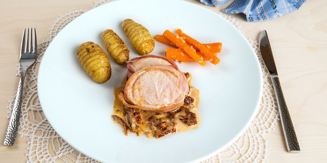 Trutenfiletmedaillon mit Chammesauce, Kartoffelfächer und Rüebli. (Bild Ueli Christoffel/SRF)