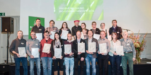 Die stolzen Gewinner(innen) der Bio Gourmet Knospe 2016. Am 10. November findet die nächste Preisverleihung statt. (Bild Bio Suisse)