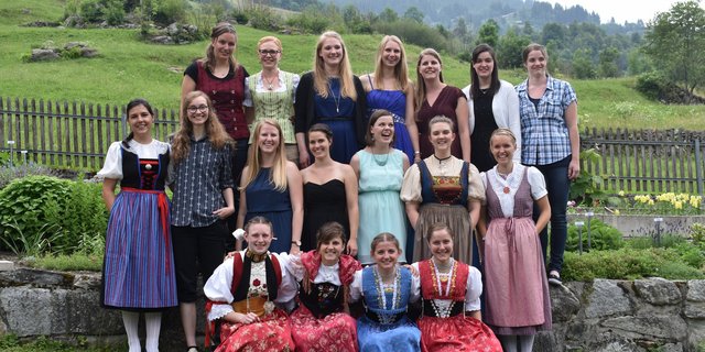 Die Abschlussklasse im Garten der Bergheimatschule Gurtnellen. (Bilder lae)