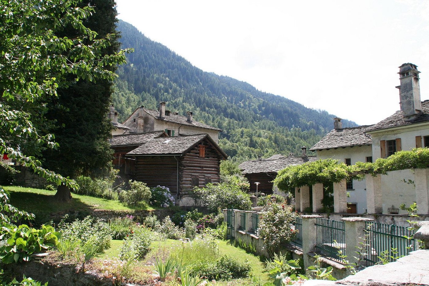 Nach dem erneuten Bergsturz im letzten Jahr soll nun die rote Gefahrenzone ausgeweitet werden. Ein paar Häuser müssen aus Gründen der Sicherheit weichen. (Bild Dorf (2011), Adrian Michael ) 