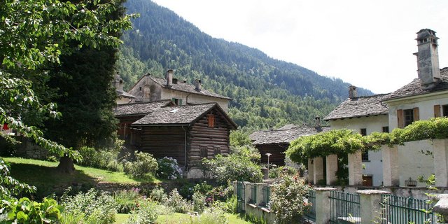 Nach dem erneuten Bergsturz im letzten Jahr soll nun die rote Gefahrenzone ausgeweitet werden. Ein paar Häuser müssen aus Gründen der Sicherheit weichen. (Bild Dorf (2011), Adrian Michael ) 