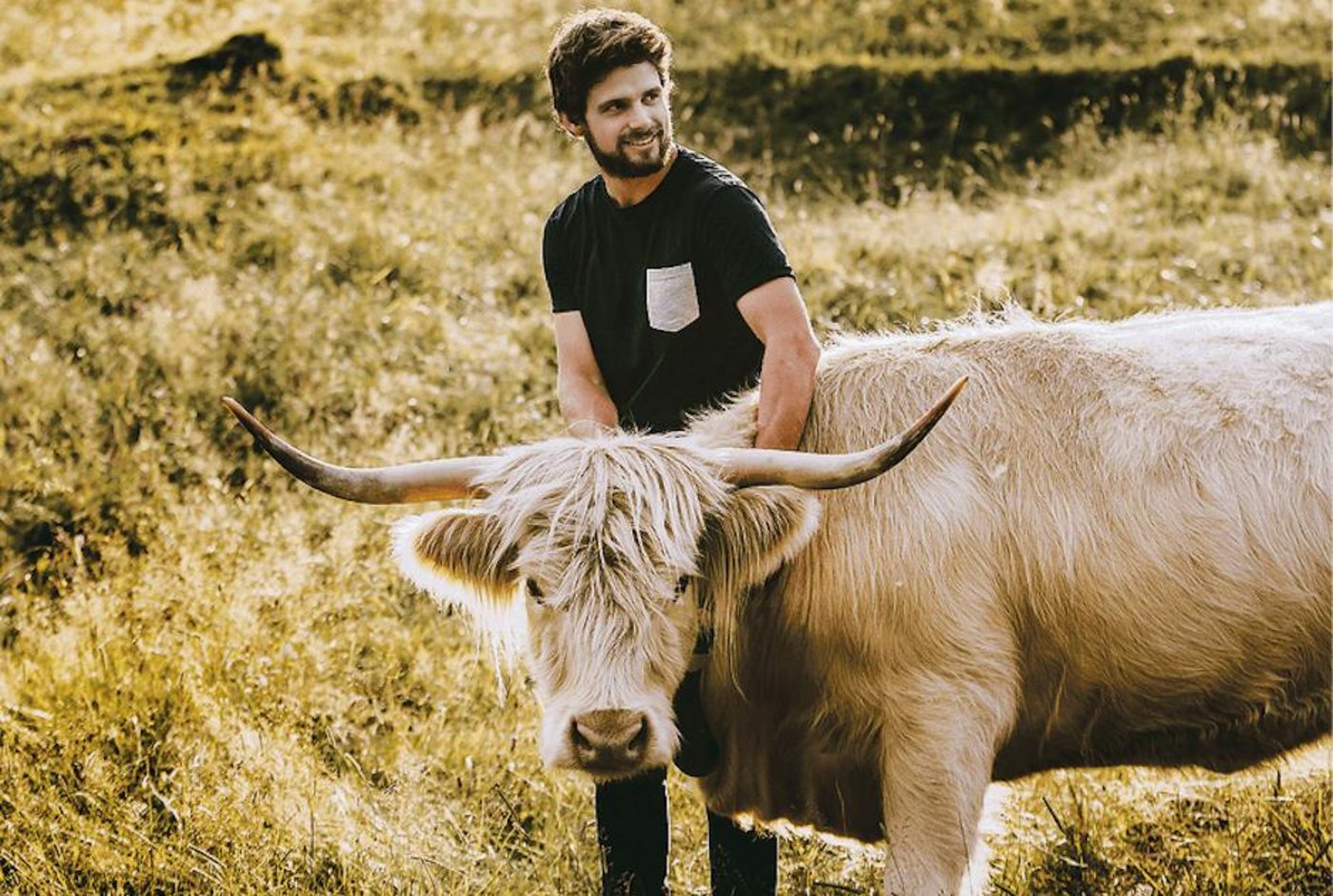 Die weisse Highland Cattle Kuh Barbara hat Jürg Adanks Herz auf Anhieb erobert. (Bild zVg)