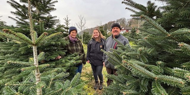 Monika Keller mit Tochter Mirjam und Ehemann Roger sind gerüstet: Am Samstag beginnt der Christbaumverkauf so richtig. 