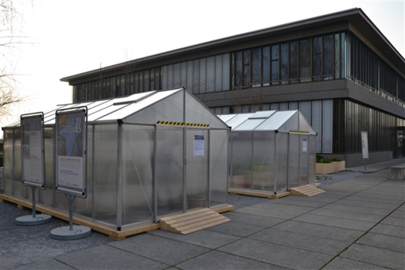 Auf dem Areal der Hochschule für Technik in Rapperswil stehen zwei Gewächshäuser, in denen man zwei verschiedene Klimaszenarien für das Jahr 2085 erleben kann. (Bilder jsc) 