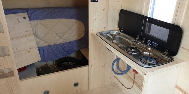 Kajütenbett und Kochecke. Die Hütte enthält Elemente aus dem Camping-Bereich. (Bild lid)