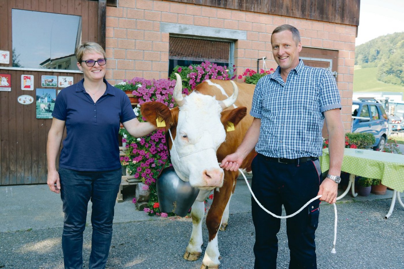 Helen und Werner Singer von der «Bachtele» sind stolz auf ihre Simmentaler-Reinzucht-Kühe, besonders auf Bettina. Und auch sie wird auf den Schauplatz geführt.  (Bild Benildis Bentolila)