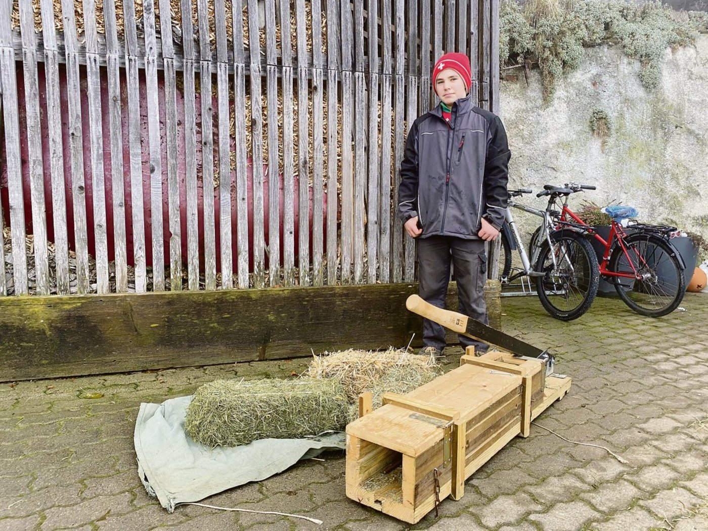 Florian Käser hat während des Corona-bedingten Lockdowns im Frühling 2020 eine eigene Ballenpresse für Kleinballen gebaut. Mit Muskelkraft kann er damit handliche Heu- und Strohballen pressen. (Bild lja)