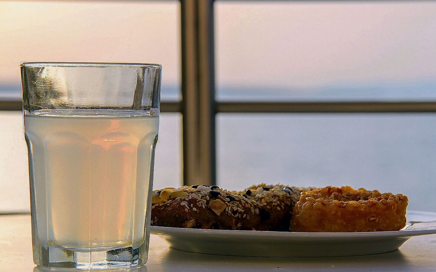 Ouzo oder Raki passen zum Sonnenuntergang am Mittelmeer oder in den Kuhstall. 