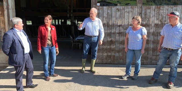 Besuch im Obwaldner Kuhstall: (v.l.) Regierungsrat Daniel Wyler, Nationalrätin Monika Rüegger, Bundesrat Guy Parmelin und Gastgeberpaar Markus und Angelika Albert. (Bild js)