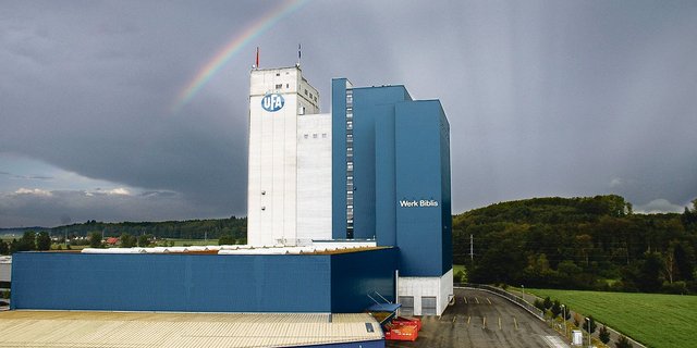 Das vollautomatisch und rund und die Uhr laufende Werk Biblis hat tiefere Produktionskosten je Tonne Mischfutter als eine kleine Mühle. Trotzdem finden auch kleine Mühlen Kunden. (Bild zVg)