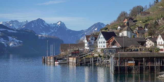 Quinten, am Nordufer des Walensees am Fusse der Churfirsten gelegen, ist für sein warmes Klima bekannt. Hier wachsen sogar Bananen. (Bild MadMeier/Pixabay)