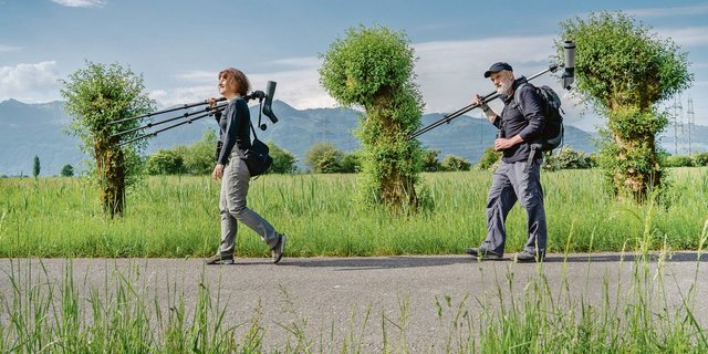 Petra Horch und Klaus Robin starten die Suche nach Braunkehlchen. Gefunden haben sie vor allem Velofahrer.(Bild Tomas Wüthrich/Haupt-Verlag)