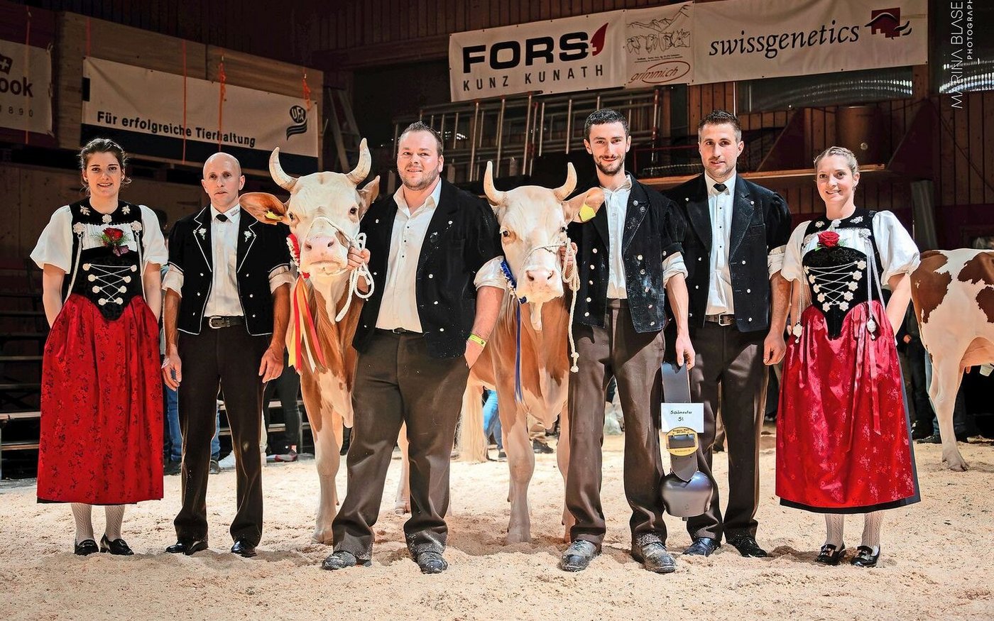 Miss Simmental: Balmer’s Cyrill Gladiola l.), Familie Balmer; Miss Schöneuter: Amur Gloria, Benjamin und Semira Anderegg. 