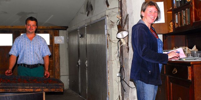 Thomas Oeler und seine Frau Jacqueline dörren Obst wie anno dazumal. (Bild: Christoph Greuter)