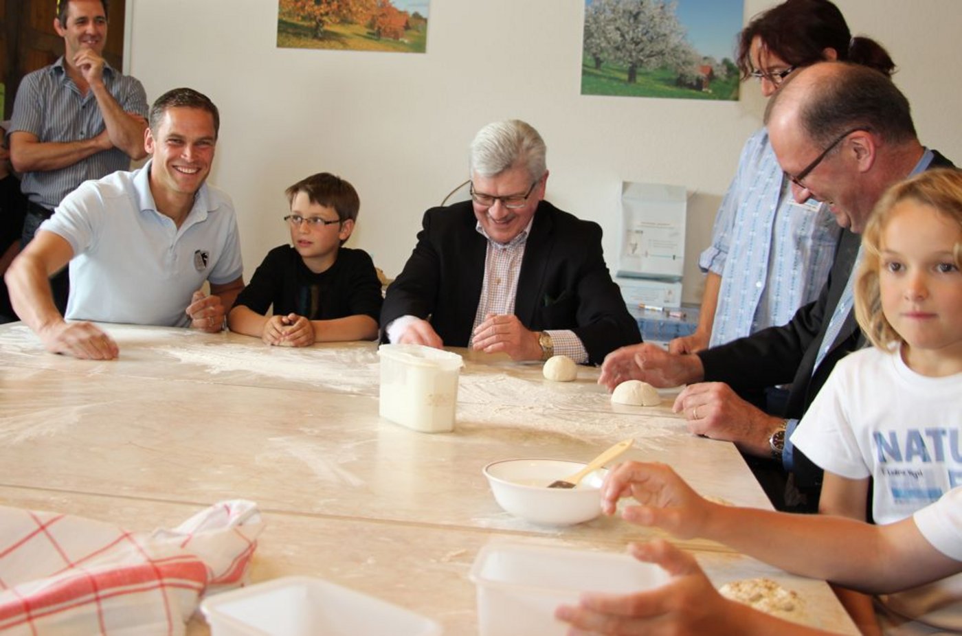 Am Medienanlass zum Tag der offenenen Stalltüren gestern Sonntag in Bözen AG wurden auch Brötchen geformt: Links Renzo Blumenthal, Landwirt und Ex-Mister Schweiz, Mitte Landammann Roland Brogli und rechts aussen SBV-Präsident Markus Ritter. (Bild: Hans Rüssli)