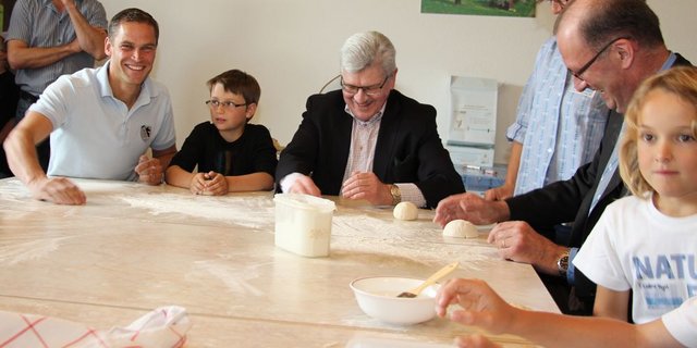 Am Medienanlass zum Tag der offenenen Stalltüren gestern Sonntag in Bözen AG wurden auch Brötchen geformt: Links Renzo Blumenthal, Landwirt und Ex-Mister Schweiz, Mitte Landammann Roland Brogli und rechts aussen SBV-Präsident Markus Ritter. (Bild: Hans Rüssli)