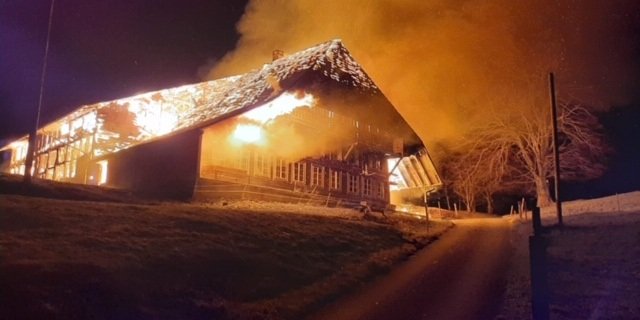 Als die Einsatzkräfte vor Ort eintrafen, stand das Gebäude in Vollbrand. (Bild Kapo Bern)