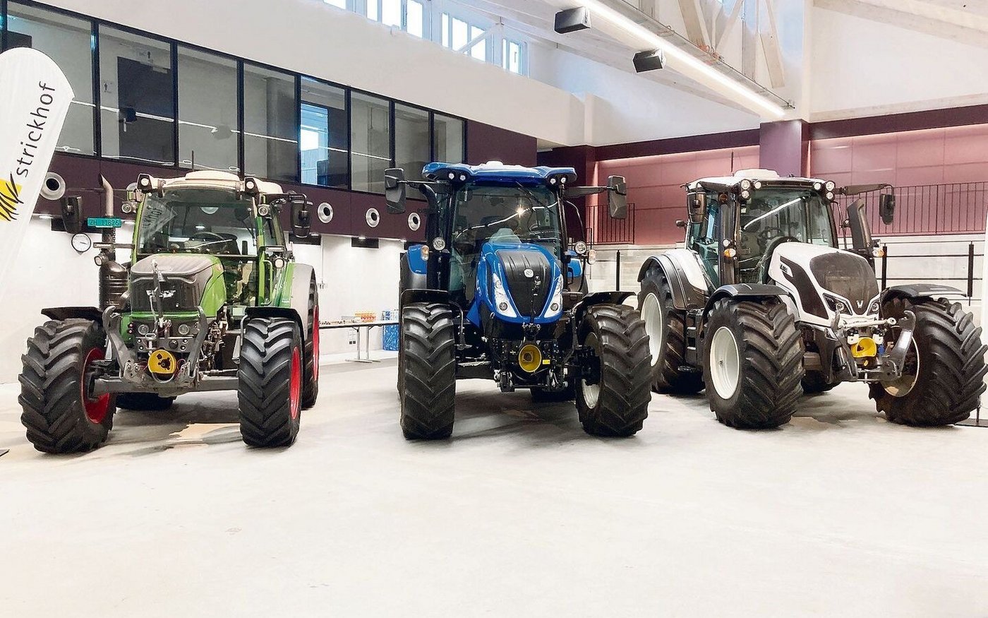 Die neue Mischflotte am Strickhof (v. l. n. r.): Fendt 211 Vario, New Holland T5.130 AC sowie Valtra N174 D.