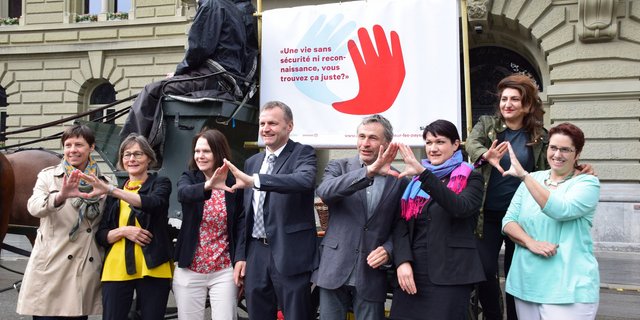 Die Initianten und Initiantinnen starten vor dem Bundeshaus die Kampagne "Bäuerinnen-Appell". (Bild lko)