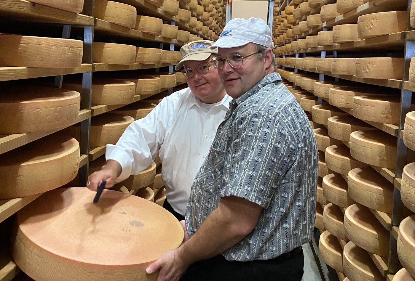 US-Botschafter Edward McMullen (hinten) und Michael Spycher verstehen sich auch ohne grosse Worte. Ihre Leidenschaft für guten Käse verbindet die beiden trotz sprachlicher Hürden. (Bild lja)