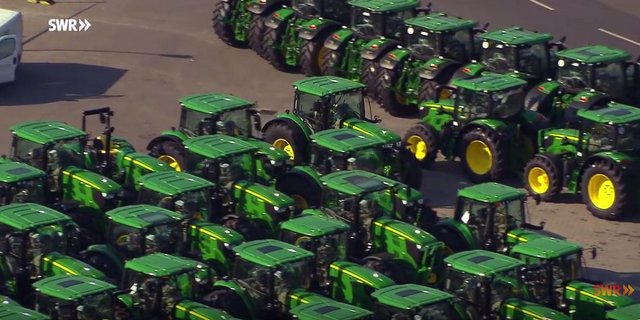  John Deere in Mannheim ist eine «deutsch-amerikanische Erfolgsgeschichte», wie es im Pressetext zum Dokfilm heisst. (Bild Screenshot Facebook) 