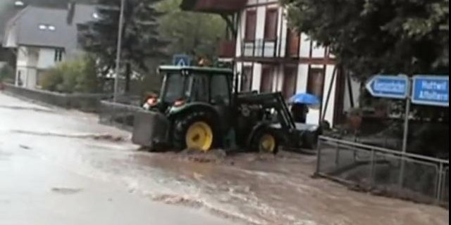 Ein schlimmes Hochwasser suchte das Emmental bereits im Jahr 2007 heim - hier ein Bild. (Bild: Screenshot Youtube / Berner Landtechnik)