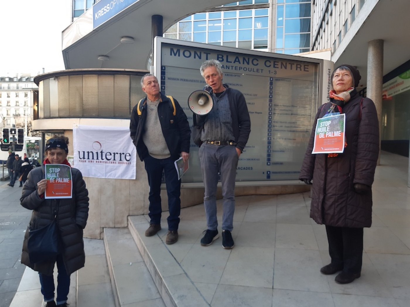 Uniterre informierte vor dem Gebäude der Handelsgesellschaft Olam International in Genf. (Bild zVg)