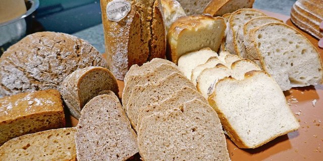 Brote von Andreas Dossenbach, Bäckerei Engelberg (v. l.): Einkorn-Vollkornbrot, Waldstaudenroggen-Vollkornbrot, Urdinkel-Vollkornbrot, Urdinkelbrot hell und Titlisbrot aus Titlisweizen und Sauerteig.